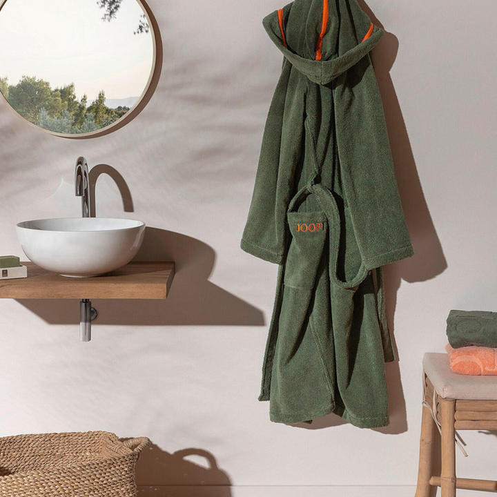 Kopalni plašč obešen na kljuko v kopalnici,