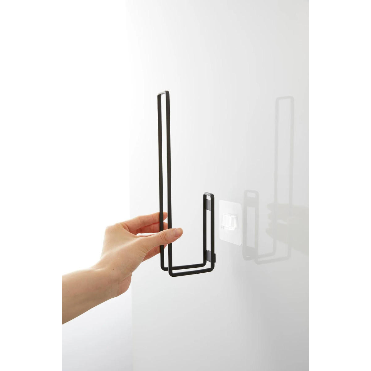 TOILETTENPAPIERHALTER mit Saugnapf – H25 cm - Schwarz, Kunststoff (7.7/25/12cm) - Yamazaki