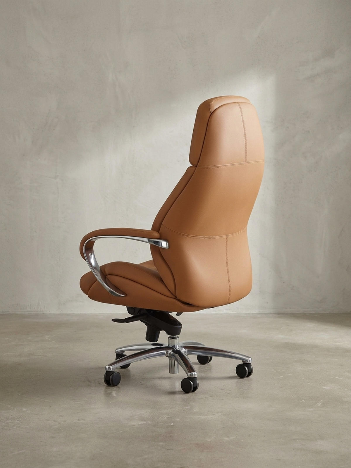 BÜROSTUHL Echtleder bis 120 kg mit Wippmechanik, Armlehnen und hoher Rückenlehne, Beige 67x67x137 cm - Beige/Silberfarben, Leder/Metall (67/137/67cm) - KADIMA DESIGN