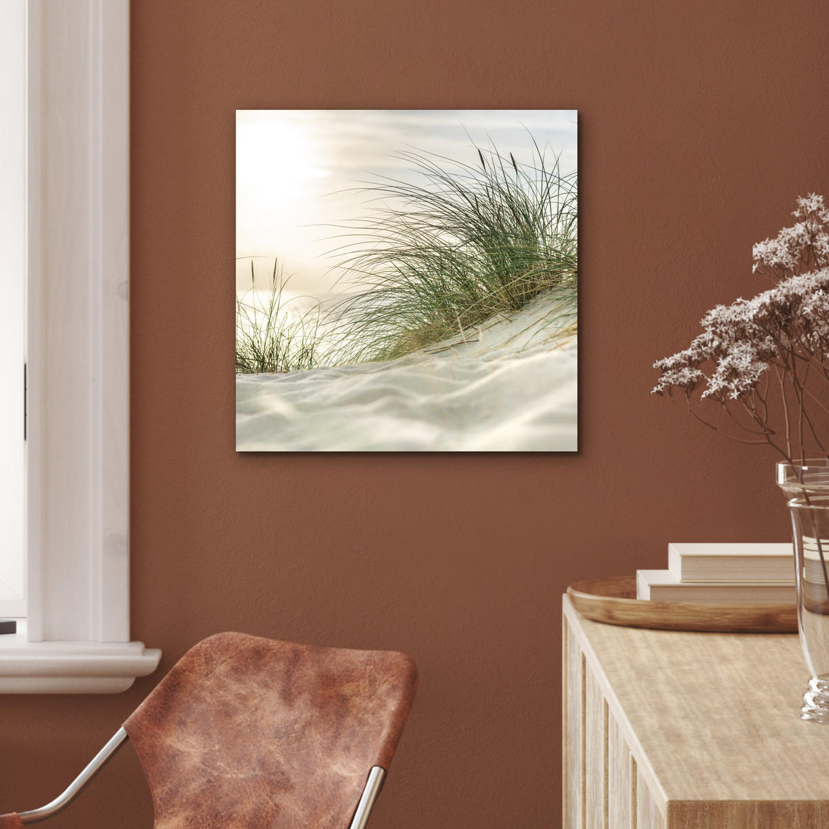 KOVOVÝ OBRAZ Duny s marramovou trávou pod slnkom nemeckého národného parku Schleswig-Holsteinisches Wattenmeer 50x50 cm - krémová, kov (50/50cm) - MuchoWow