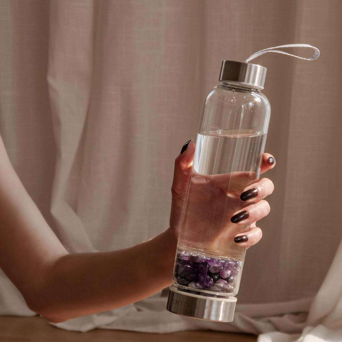 WASSERFLASCHE mit Heilsteinen und Tasche 400ml - Lila, Glas (0.4L) - Intirilife