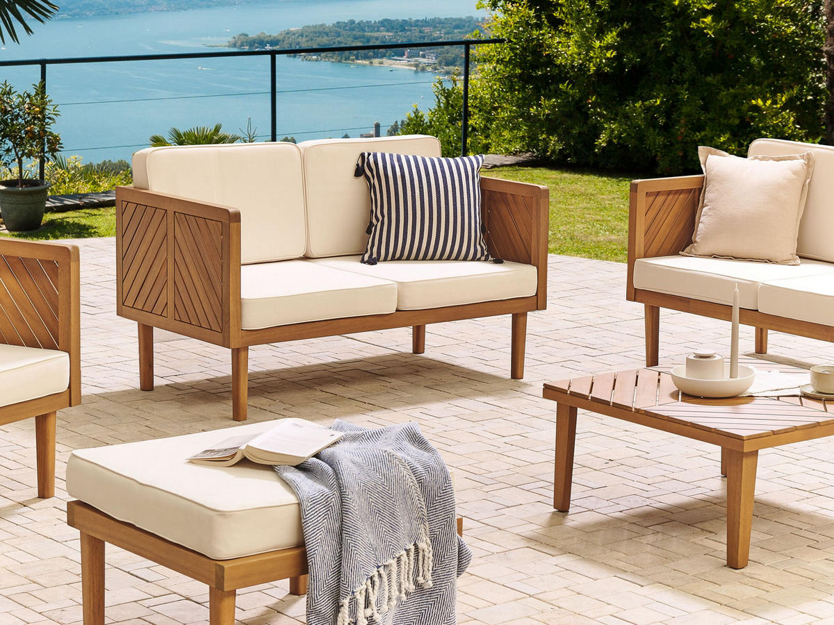 GARTENSOFA 2-Sitzer Akazienholz hellbraun Auflagen creme Baratti - Hellbraun/Weiß, Holz (122/76/65cm) - Beliani