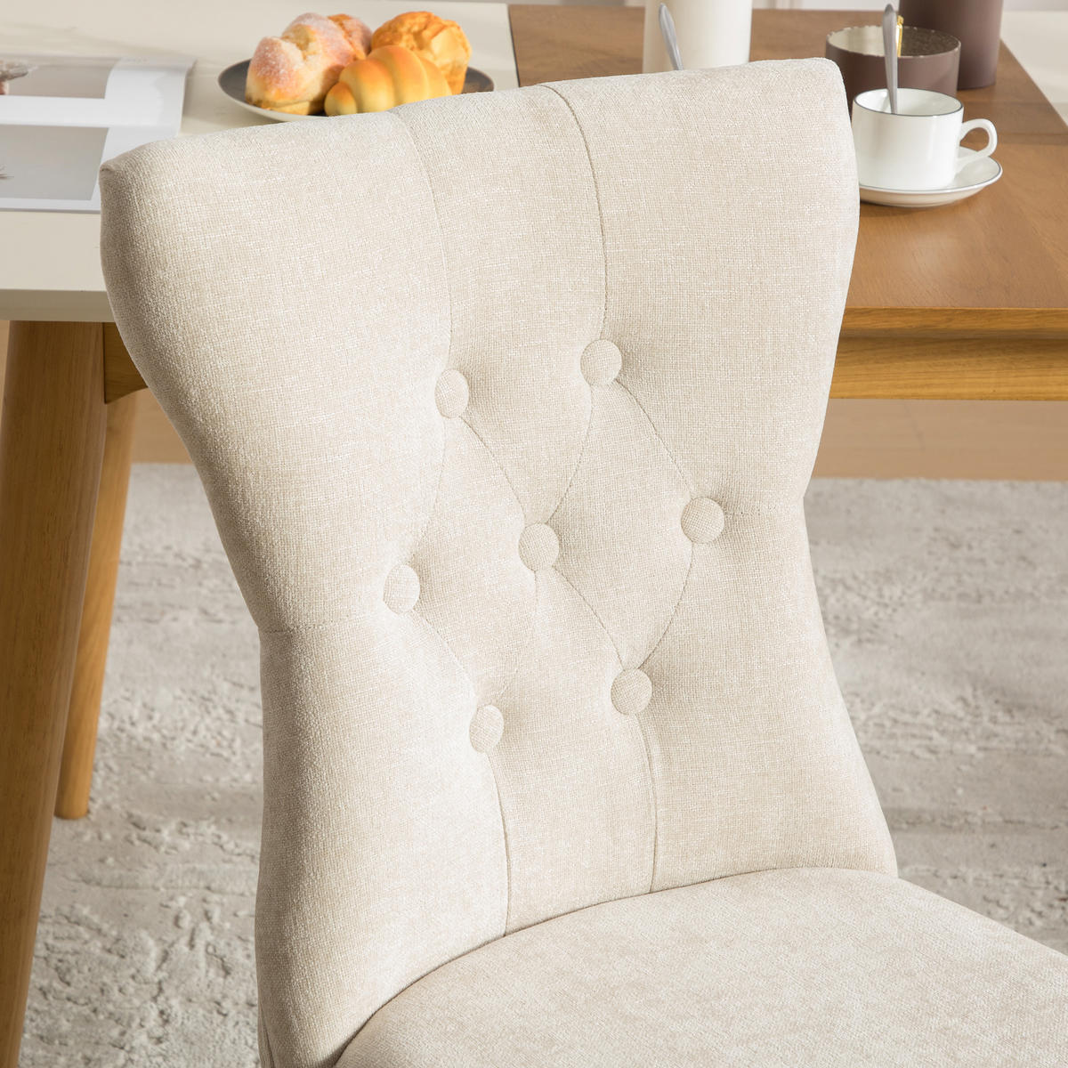 MATSTOLAR 2-pack i Chenille och Massivt Trä, med nitdekor och resårkärna - Beige, Textil (62.5/92/45cm) - Urban Meuble