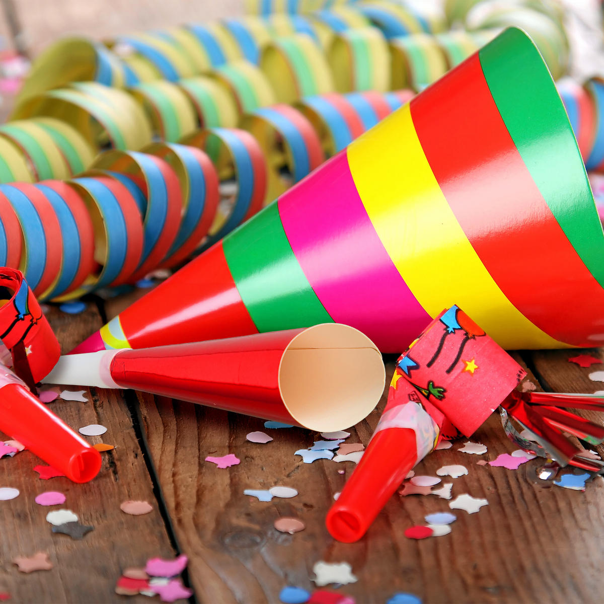 114XPÁRTY trúbky - viacfarebná, plast/papier (3.5/20/3.5cm) - Relaxdays