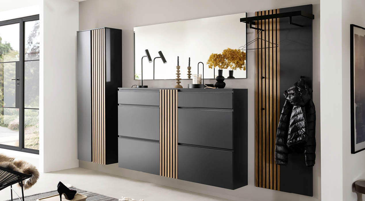 Moderner Flur mit schwarzen Möbeln und vertikalen Holzleisten, inklusive Spiegelschrank, Kommode mit Deko und Garderobe mit schwarzer Jacke