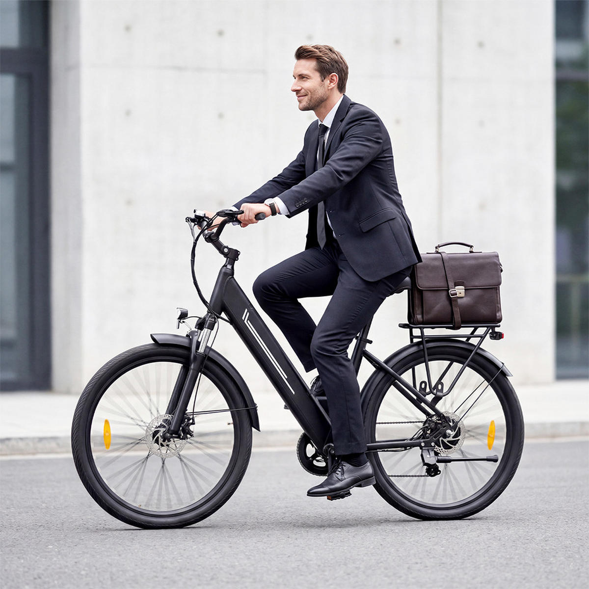E-BIKE mit hydraulischen Scheibenbremsen, 100 km Reichweite & 80 mm Federweg (Schwarz) - Schwarz, Kunststoff (85cm) - Touroll
