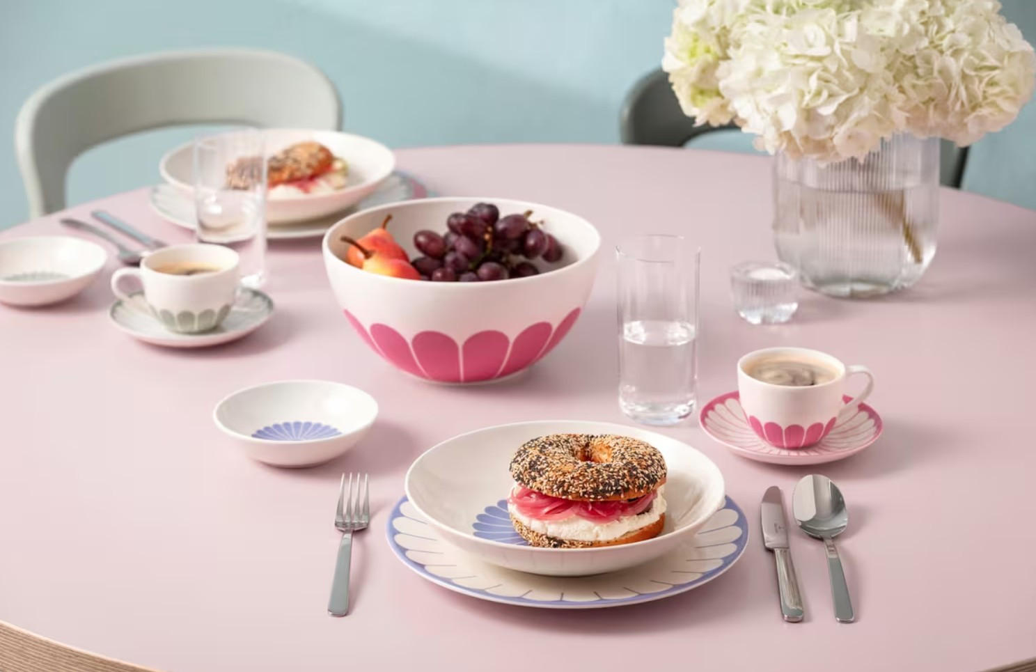 Villeroy&Boch virágos porcelán étkészlet terített asztalon, rózsaszín kék fehér színben, üveg vázában fehér virág
