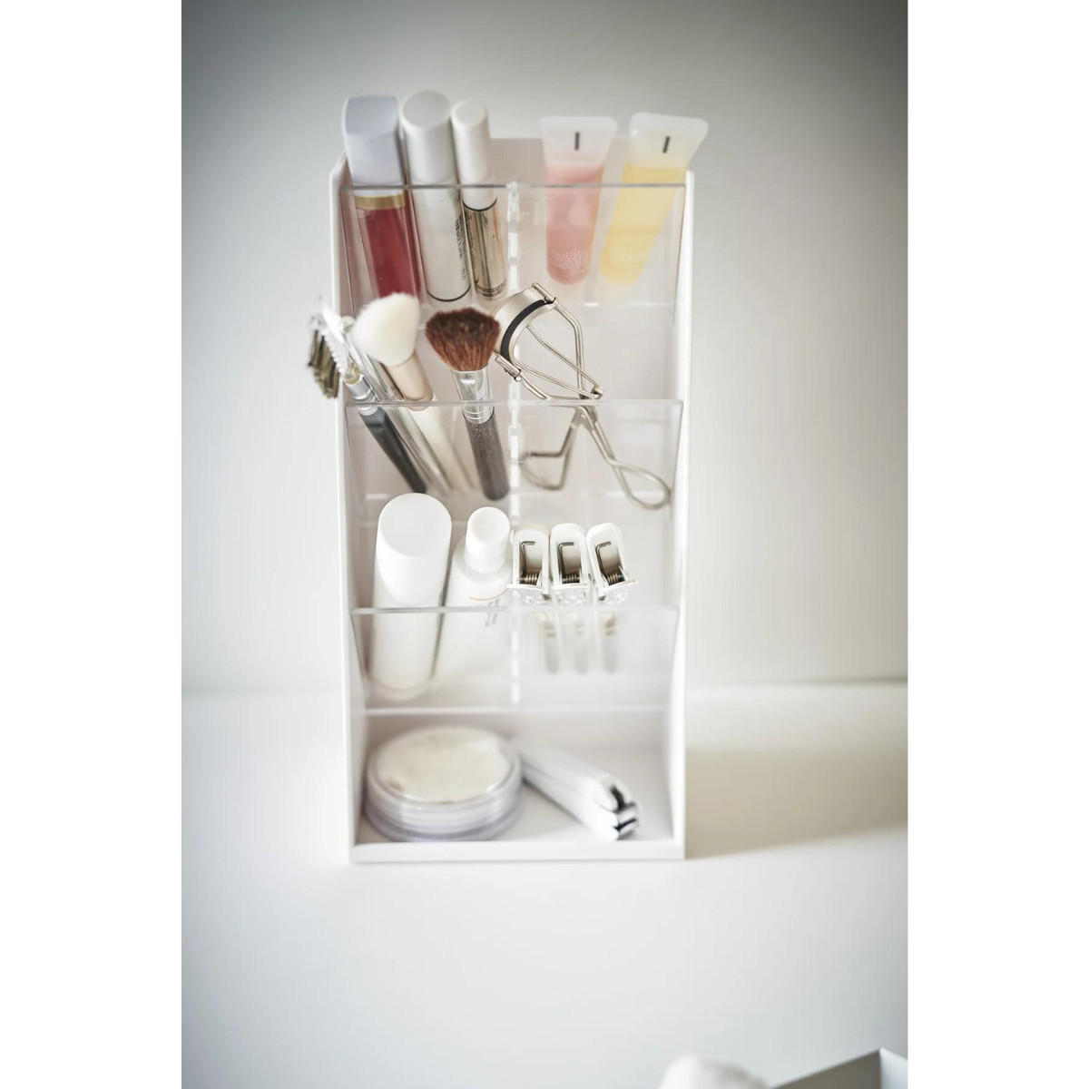 VĚŽ na úložný prostor pro make-up - V 25 cm - bílá, plast (7.7/25/8.5cm) - Yamazaki