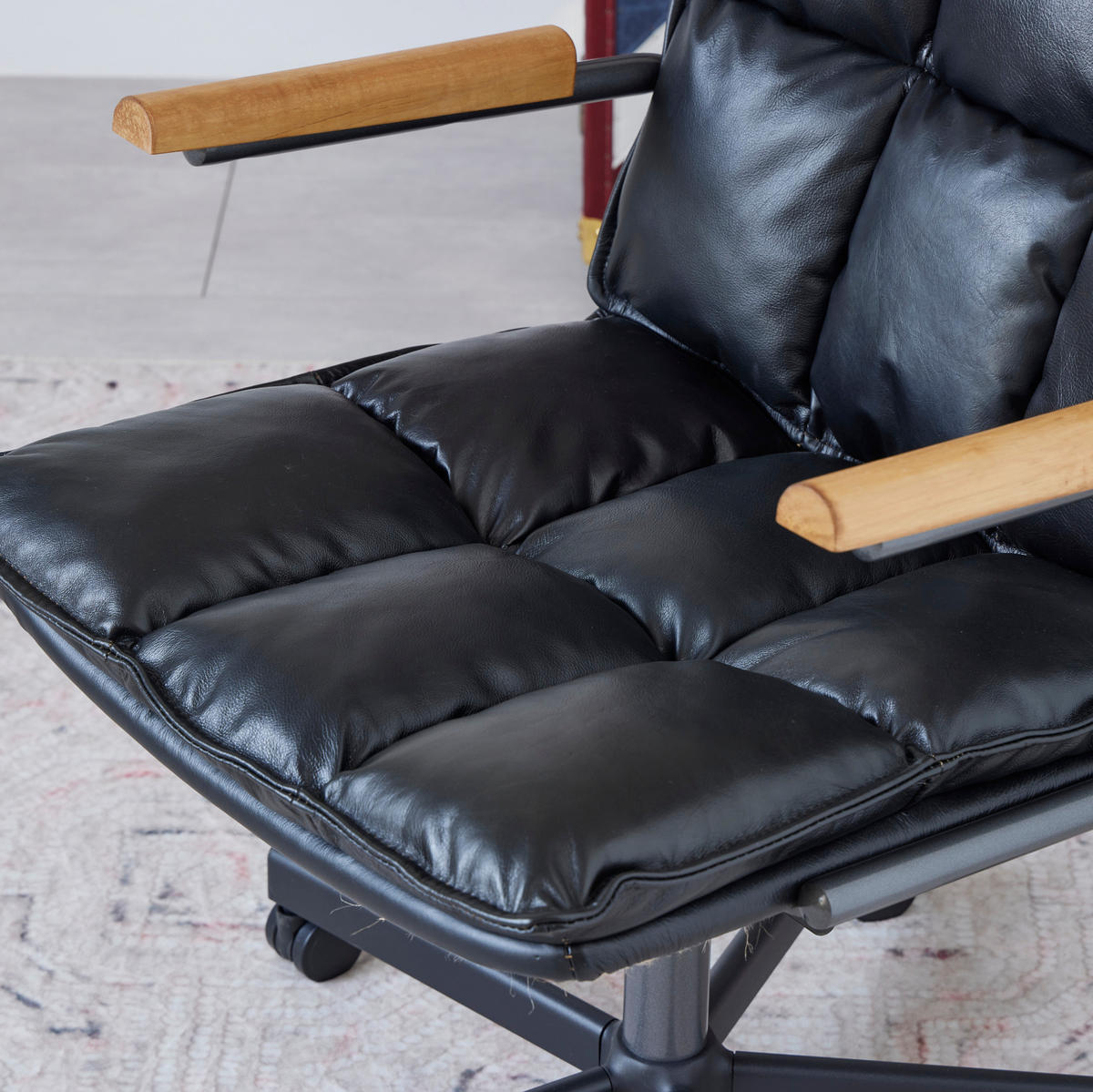 BÜROSTUHL in Schwarz 46x65x72 cm aus Leder und Metall mit Rollen und Holzarmlehnen - Schwarz, Leder (65/72/46cm) - IVMEU