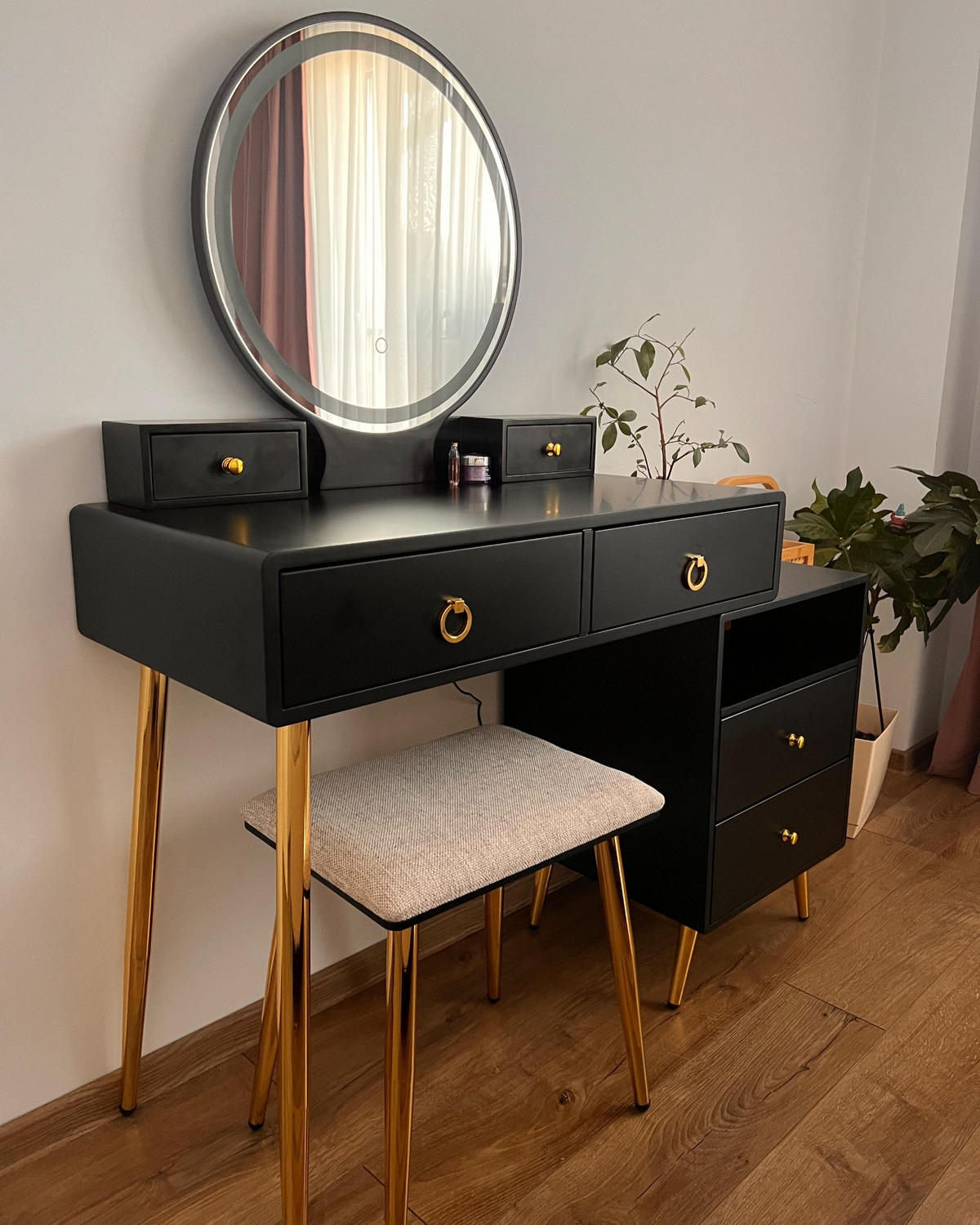 SCHMINKTISCH mit rundem LED-Spiegel Hocker 6 Schubladen schwarz/gold Yves - Goldfarben/Schwarz, Holzwerkstoff (98/133/38cm) - Beliani