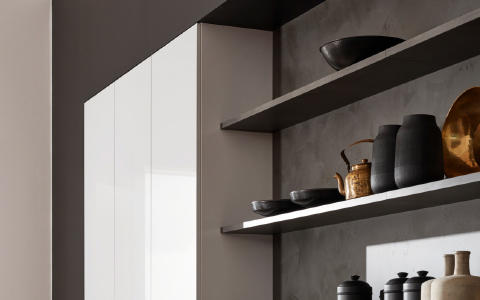 Moderne Küche in Zementfarben, Küchenregal von Dieter Knoll