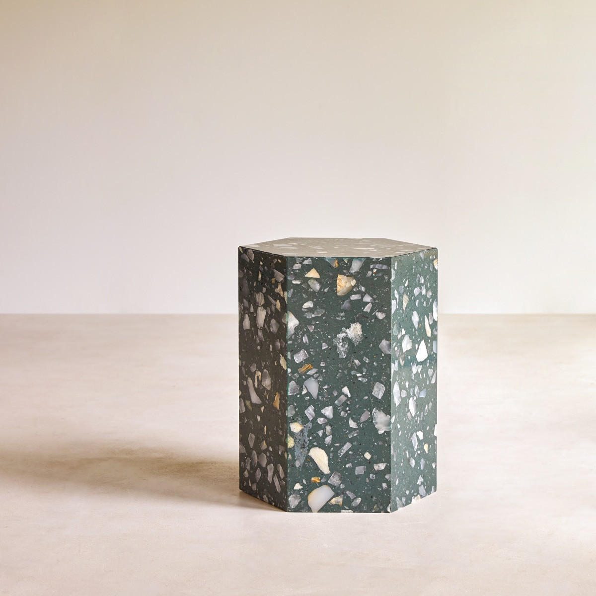 BEISTELLTISCH Zoé Dunkelgrün aus Premium-Terrazzo - Dunkelgrün, Stein (35/40/50cm) - Tikamoon