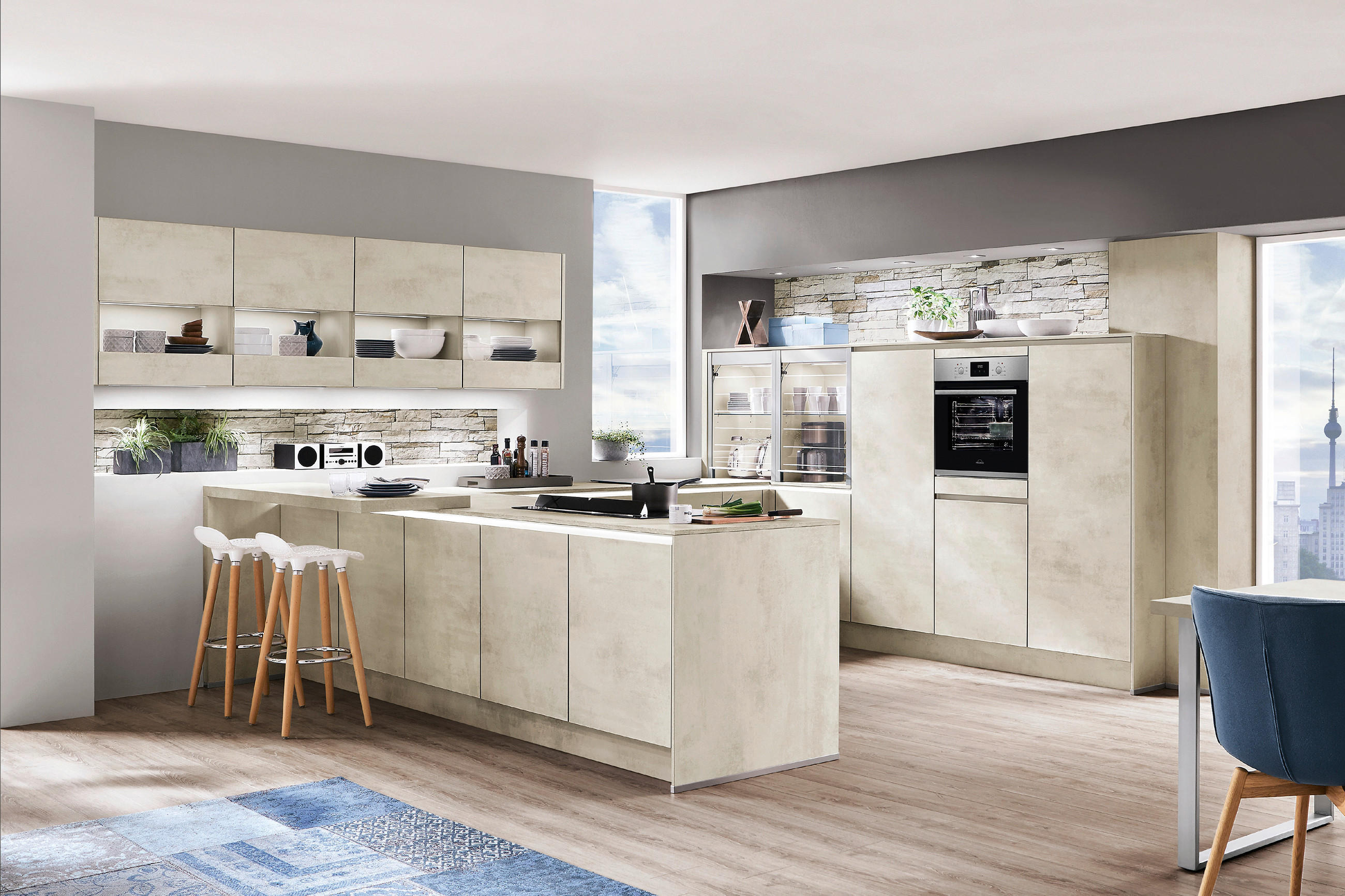 XXXL Küchenratgeber - Wohnküchen, Grifflose Küche in beige, Stühle mit Theke in der Küche, Esszimmer und Küche, Küchenregal, Backofen