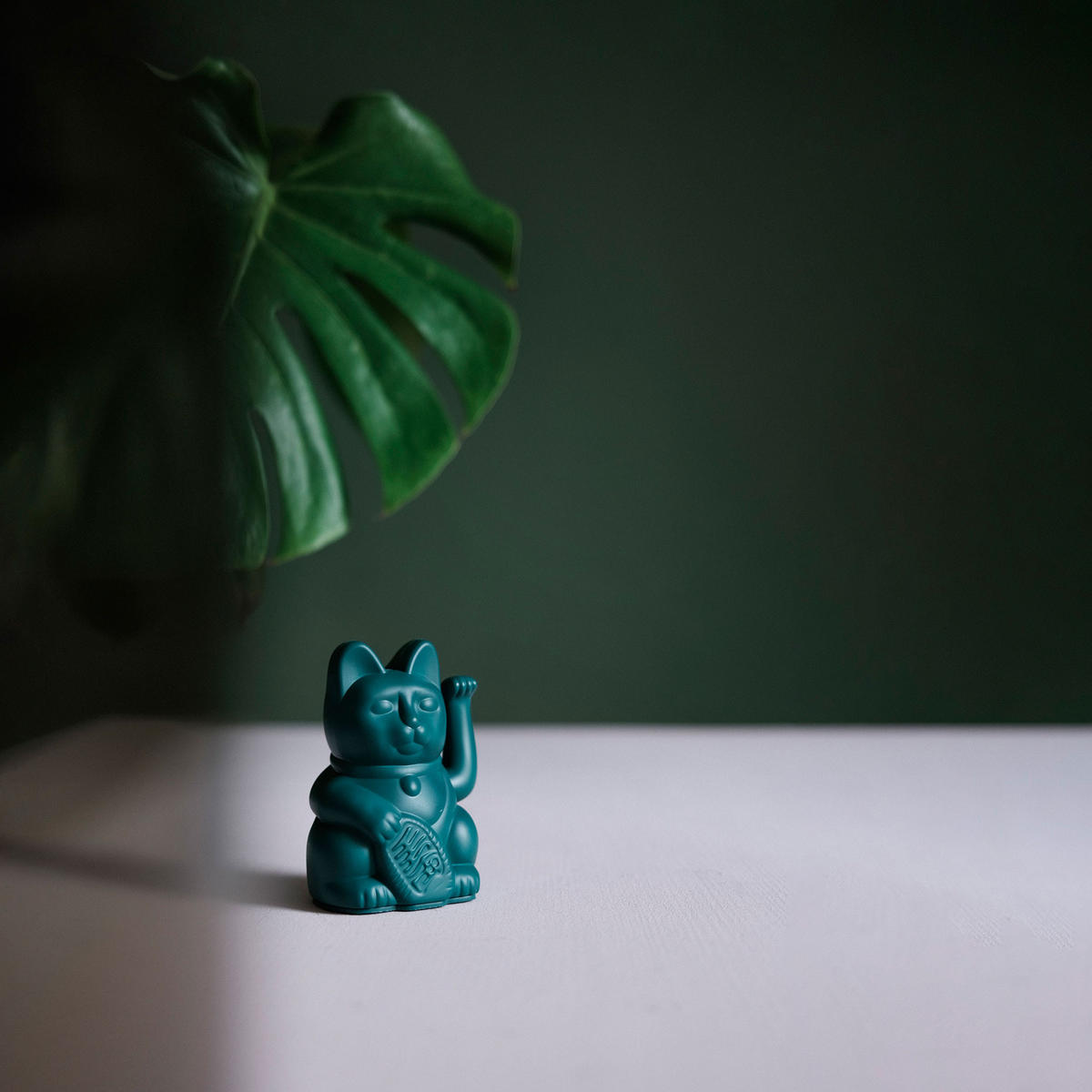 WINKEKATZE Lucky Cat Mini Maneki Neko, Kunststoff, Green, 9.8 cm - Grün, Kunststoff (5.2/9.8/6.7cm) - Donkey Products