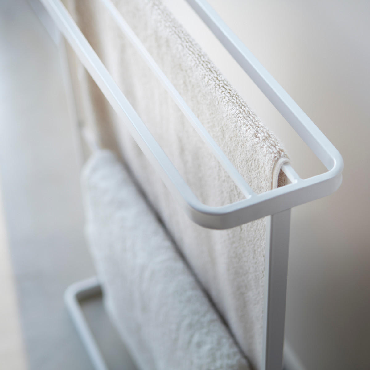 HANDTUCHSTÄNDER Tower weiß 65/75/15 cm - Weiß, Metall (15/75/65cm) - Yamazaki