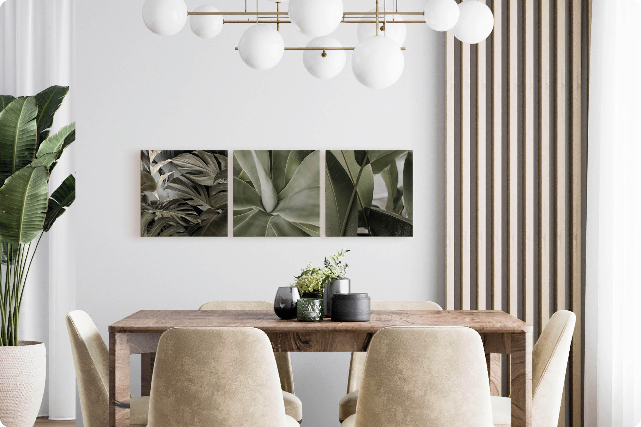 Esszimmer mit Holztisch, vier hellen Stühlen, großer Pflanze links, moderner Deckenleuchte und dreiteiliger Wandgestaltung mit Pflanzenmotiven über dem Tisch