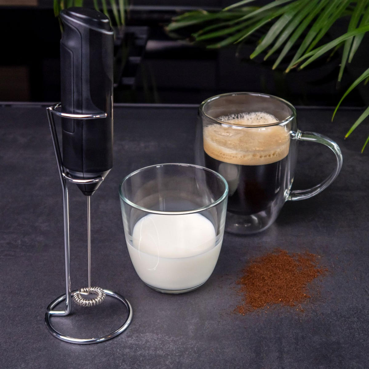 ELEKTRISCHER MILCHAUFSCHÄUMER mit Halterung - Schwarz, Kunststoff (3.5/3.5/22.4cm) - Intirilife