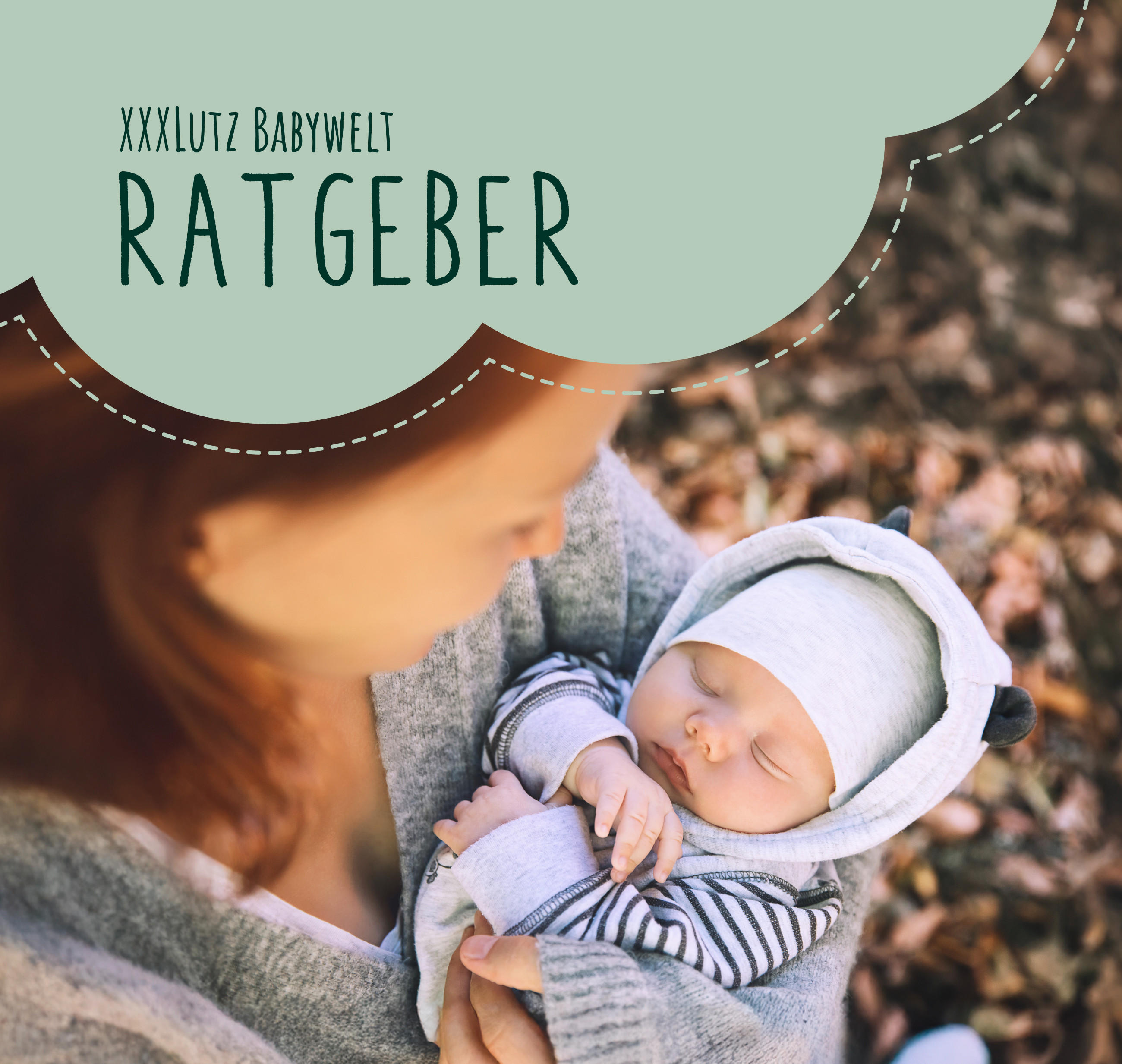 Eine Frau hält draußen ein schlafendes Neugeborenes im Arm; das Baby trägt eine helle Mütze und ist warm eingepackt. Links im Bild steht in einer grünen Sprechblasen-Grafik ‚XXXLutz Babywelt Ratgeber‘.
