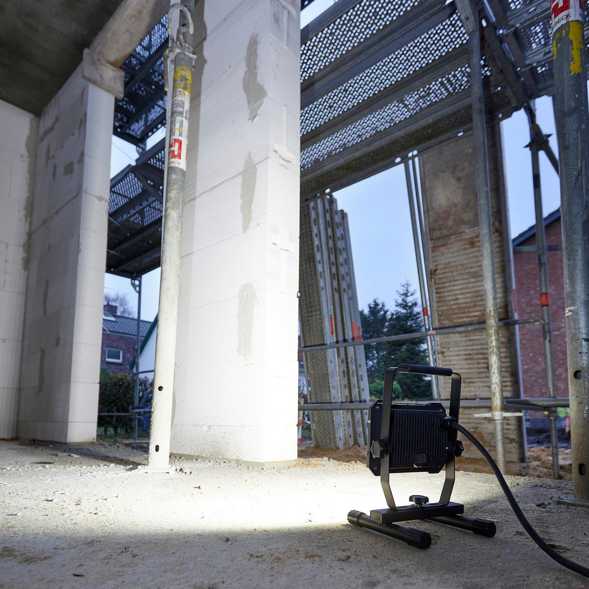 LED-BAUSTRAHLER mit Standfuß - 20W für handwerkliche Tätigkeiten im Innen- und Außenbereich, 2er-Set - Schwarz, Metall (16.3/16/24cm) - Northpoint
