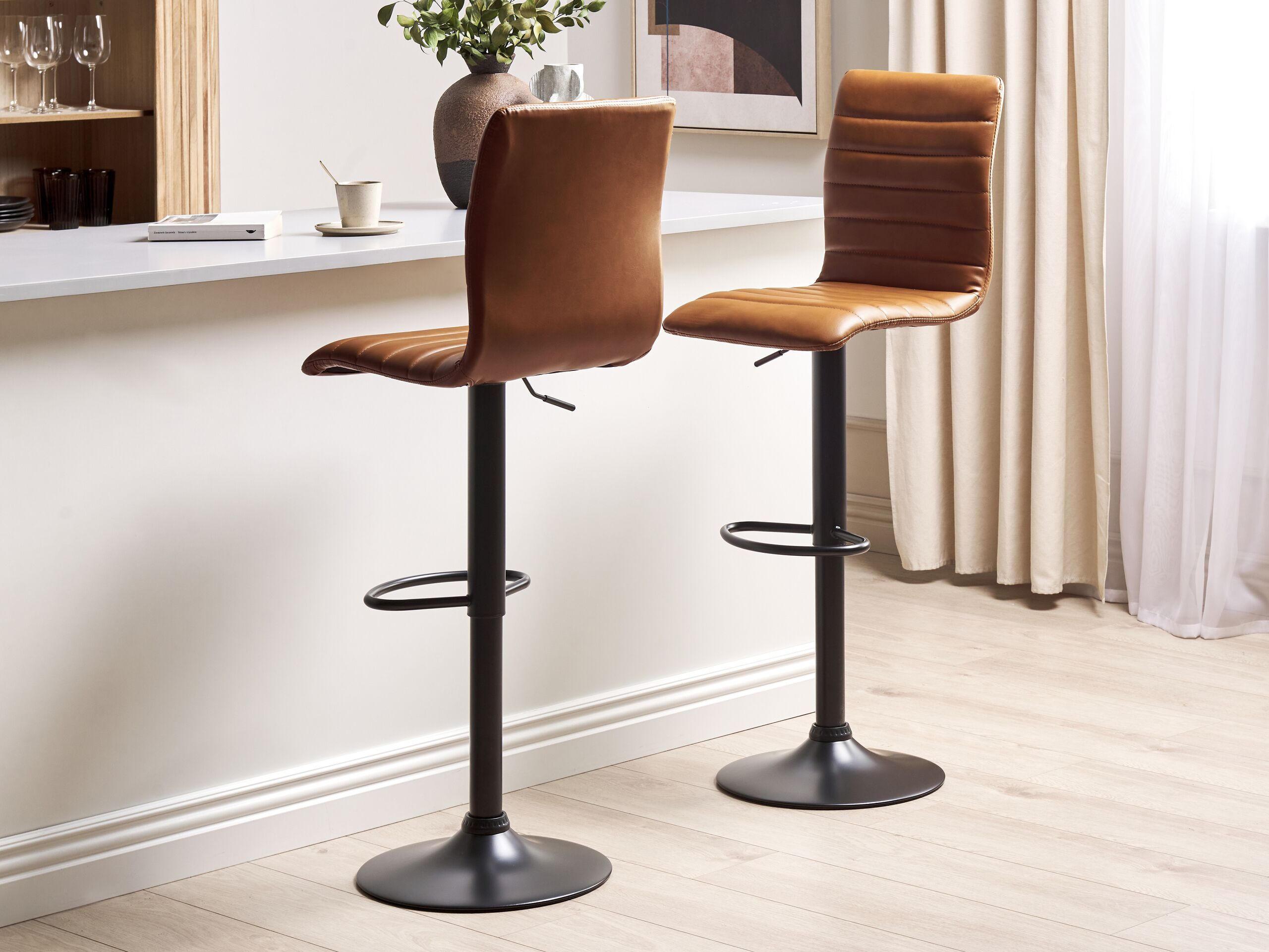 BARHOCKER 2er-Set Kunstleder goldbraun/schwarz höhenverstellbar Lucerne - Schwarz/Braun, Kunststoff (39/49cm) - Beliani