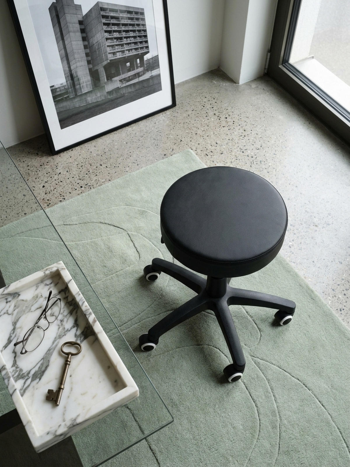 ARBEITSHOCKER Lederoptik 360° drehbar, höhenverstellbar, stabil, Schwarz 50x50x55 cm - Schwarz, Kunststoff/Textil (50/55/50cm) - KADIMA DESIGN