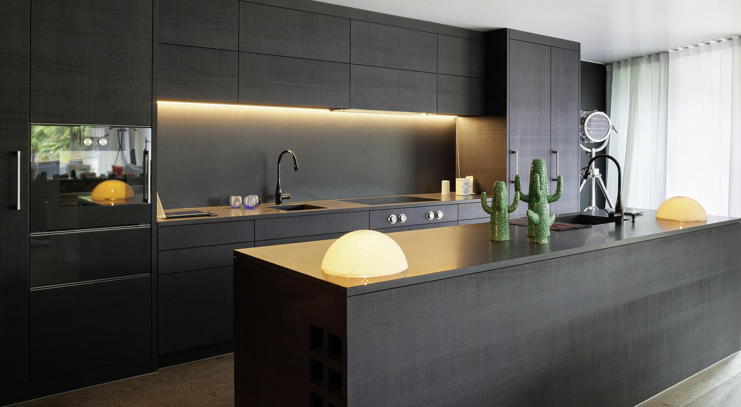 Dunkle Design-Küche mit moderner Indirekter Beleuchtung.