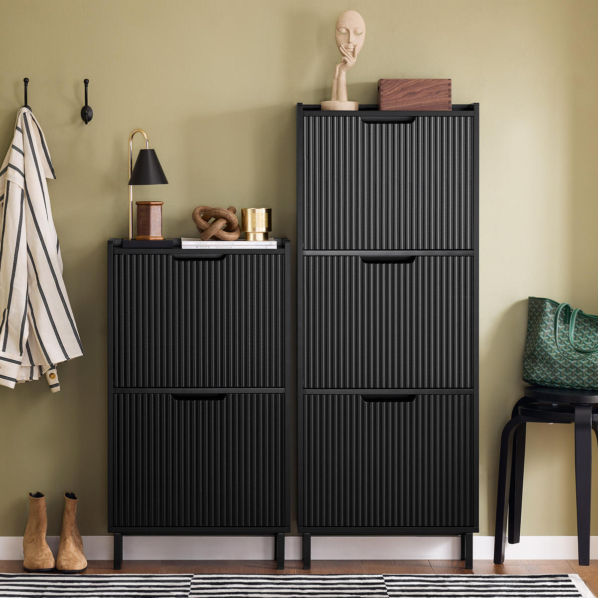 SCHUHSCHRANK mit 3 Klappen schmal 50x130x19cm Schwarz - Schwarz, Holzwerkstoff/Metall (50/130/19cm) - SoBuy