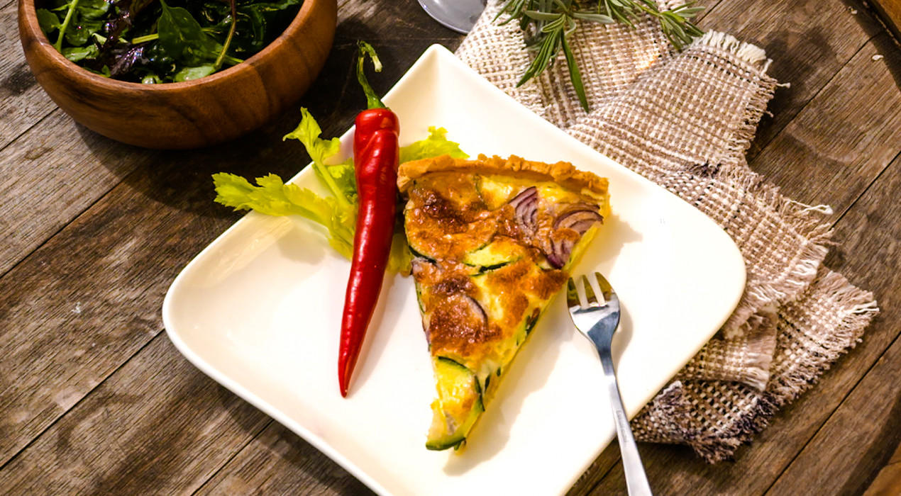 XXXLecker-112-Zucchini-Quiche-mit-Wildkraeutersalat-1270x700.jpg