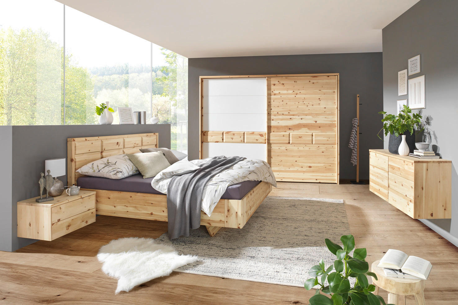 Komplettes helles Schlafzimmer aus Holz der Serie "Pino"
