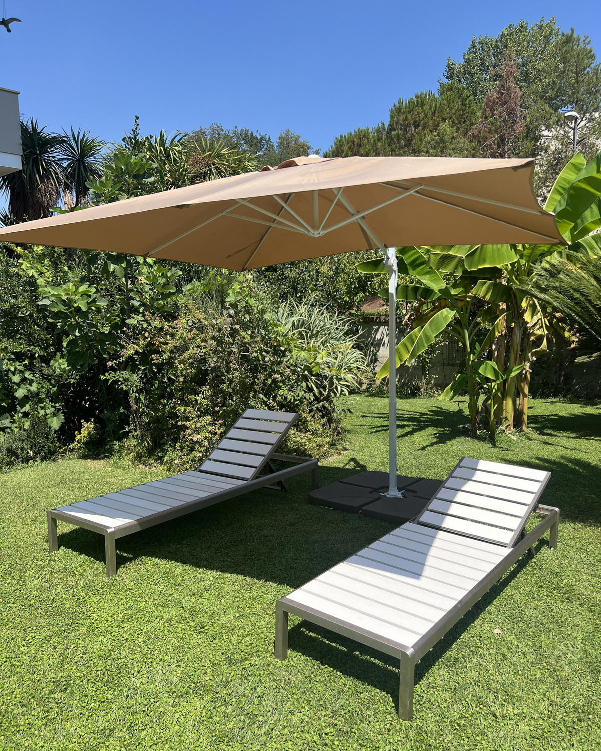 VÝKYVNÝ SLUNEČNÍK pískově béžový/bílý 250/250/235 cm Monza - bílá/béžová, textil (250/250cm) - Beliani