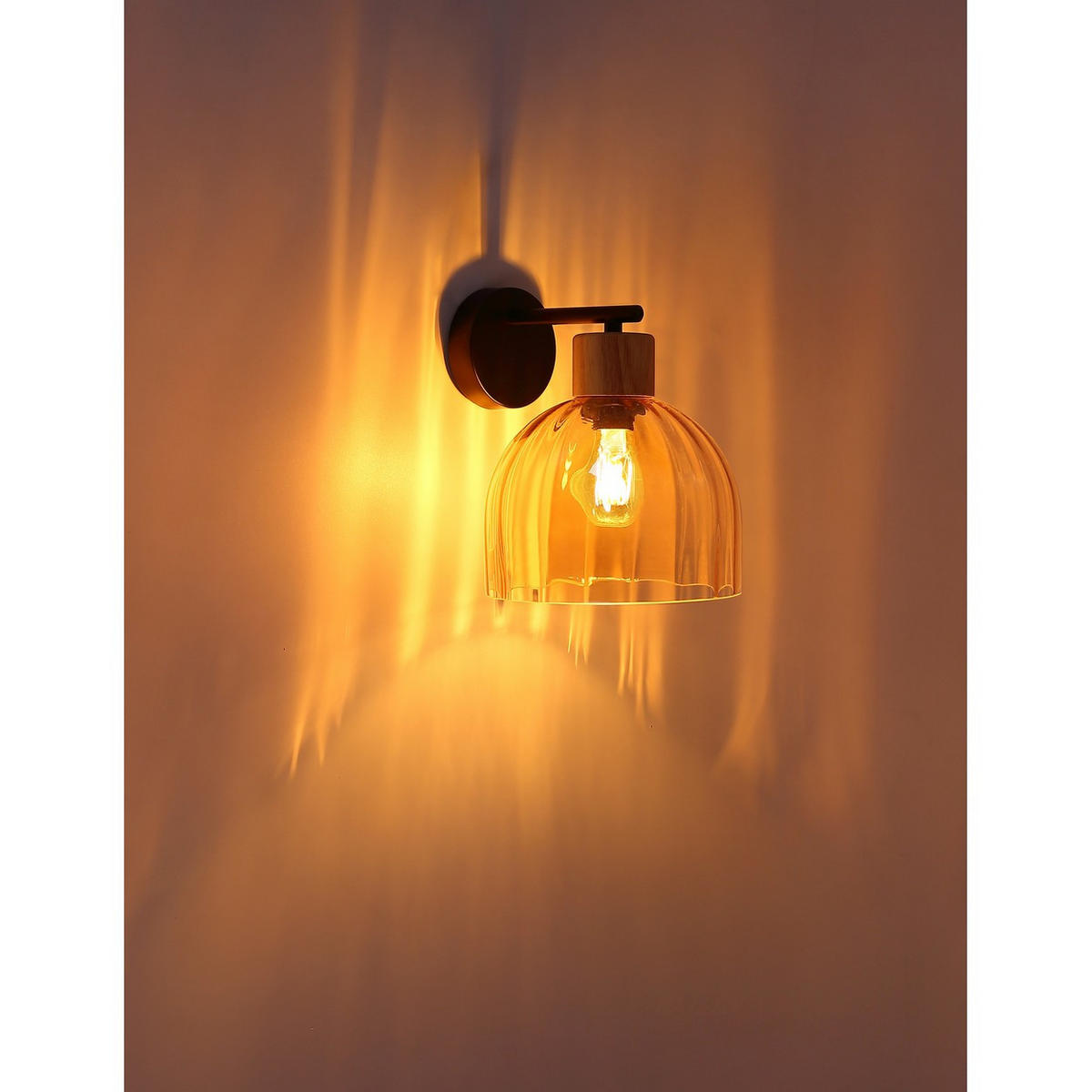 WANDLEUCHTE SWANSON, Metall, Schwarz matt, Glas amber - Schwarz, Holz (23.5/20/24cm) - Globo Lighting