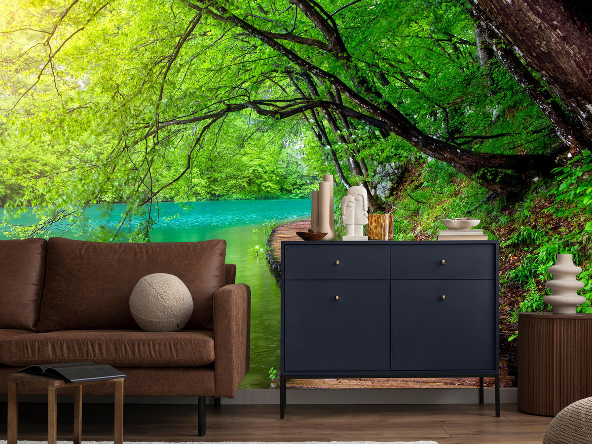 FOTOTAPETE für Wohnzimmer Holzsteg See Bäume Pflanzen Natur 350x256 - Türkis/Braun, Papier (350/256cm) - Muralo