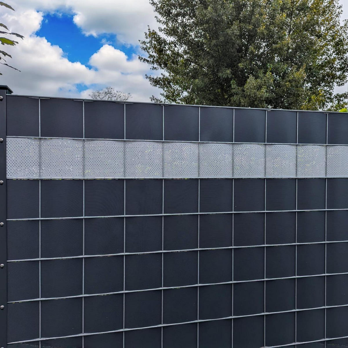 SICHTSCHUTZSTREIFEN Rille Gelocht 15 Prozent PP Streifen Tannengrün 2,55m - Dunkelgrün, Kunststoff (255/19cm) - ZAUN|ZU