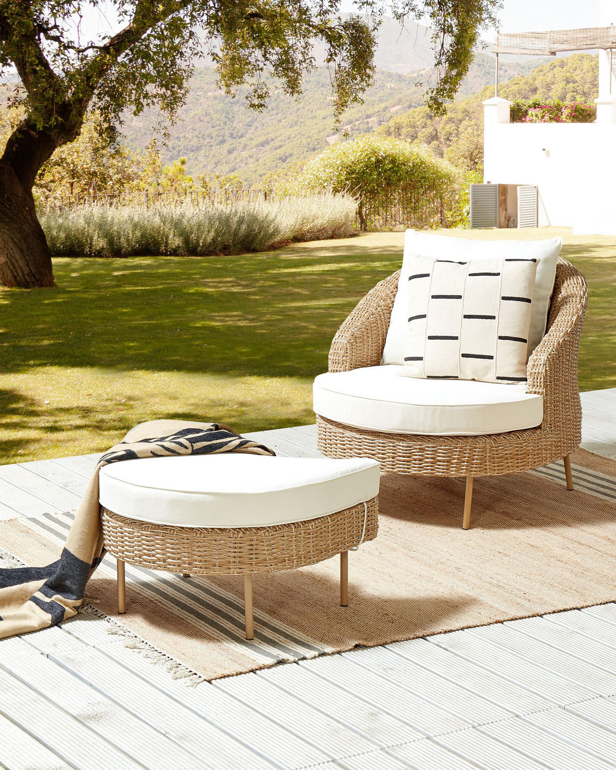 SESSEL mit Ottomane Rattan PE natürlich Arcille - Naturfarben, Kunststoff (80/80/151cm) - Beliani