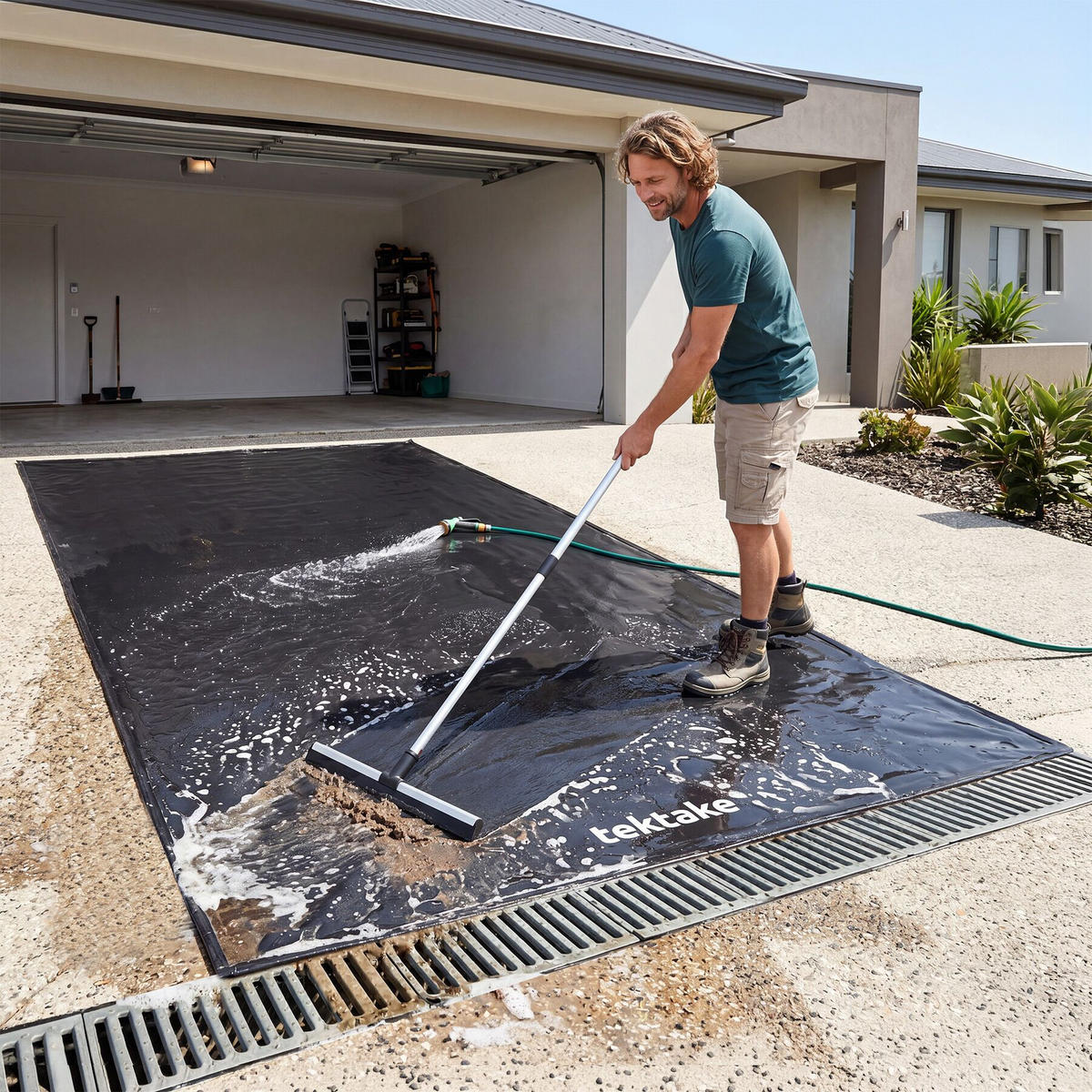 GARAGENBODENMATTE , inklusive ausziehbarem Abzieher, schwarz - Schwarz, Kunststoff (240/550cm) - tectake