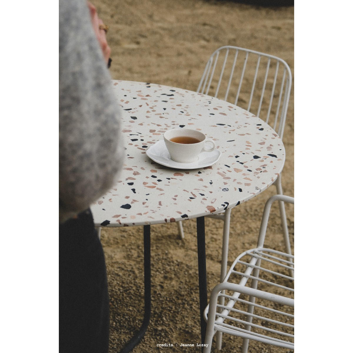 GARTENTISCH Elio Braun aus Premium-Terrazzo - Braun, Stein (90/90/77cm) - Tikamoon