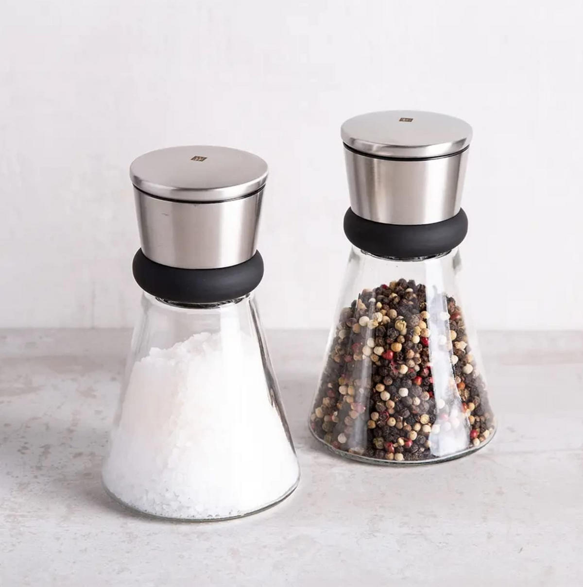 SALZ & PFEFFERMÜHLEN-SET – 2er Set, Manuell, Edelstahl Gebürstet, Keramikmahlwerk, Fein- & Grobmahlung, Hochwertige Gewürzmühlen - Transparent, Glas/Kunststoff (15/10/15cm) - Henckels by ZWILLING