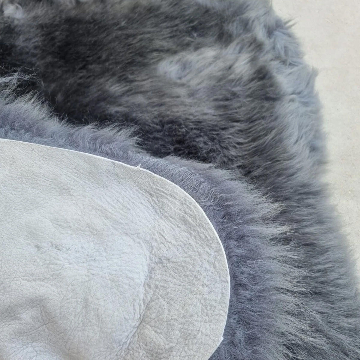 SCHAFFELL Premium Lammfell Natur ungeschoren weiche Wolle Silber Grau ca. 135 cm - Grau, Fell (75/135cm) - Provellus