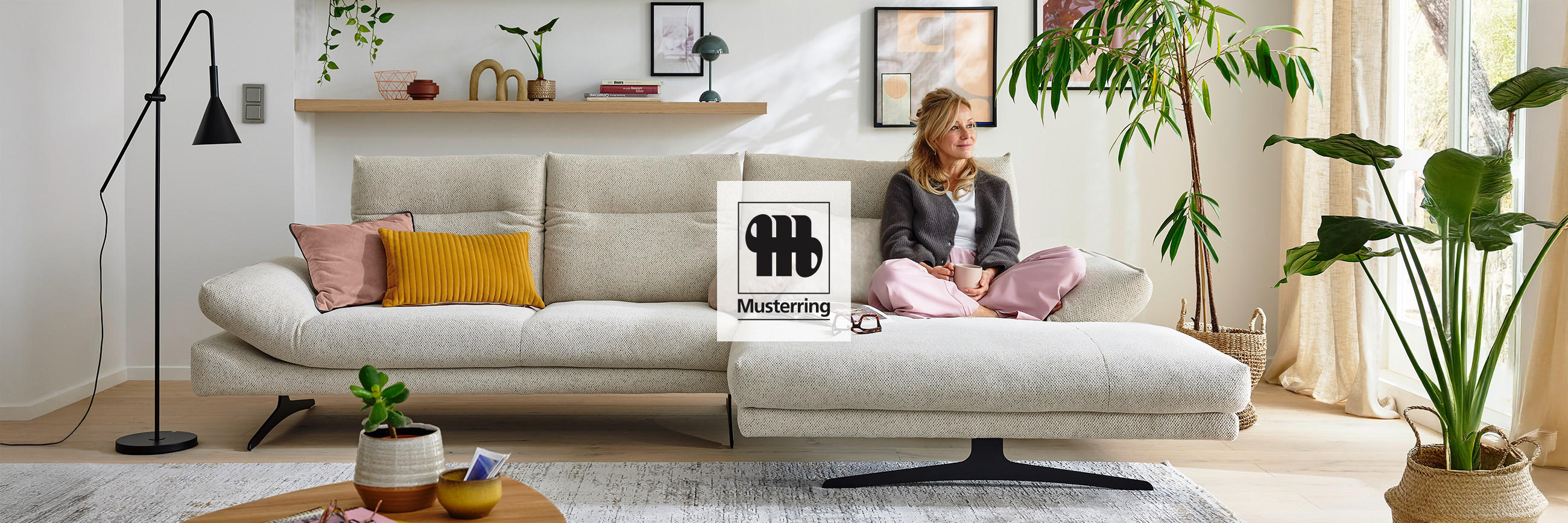 MUSTERRING Mood Bild, Helles Wohnzimmer mit stilvoller Sofa und Couchtisch.