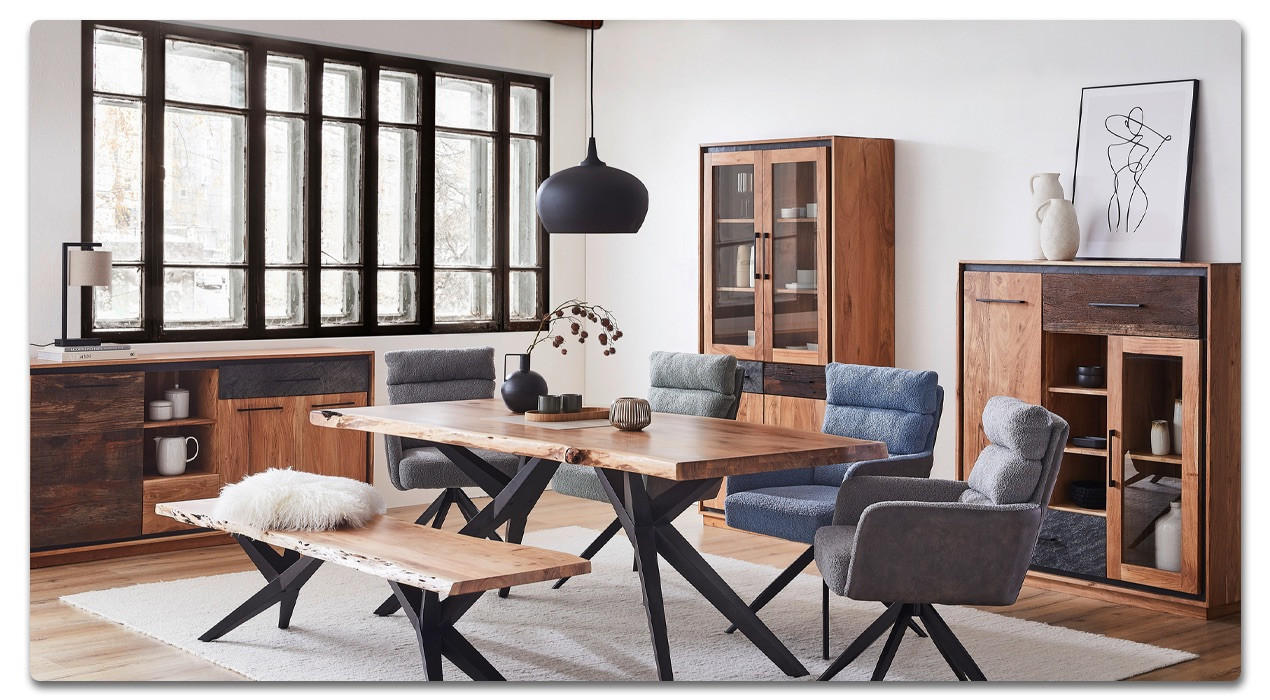 Esszimmer mit einem Esstisch aus Akazie, mit einer Sitzbank und Sideboards aus Akazie