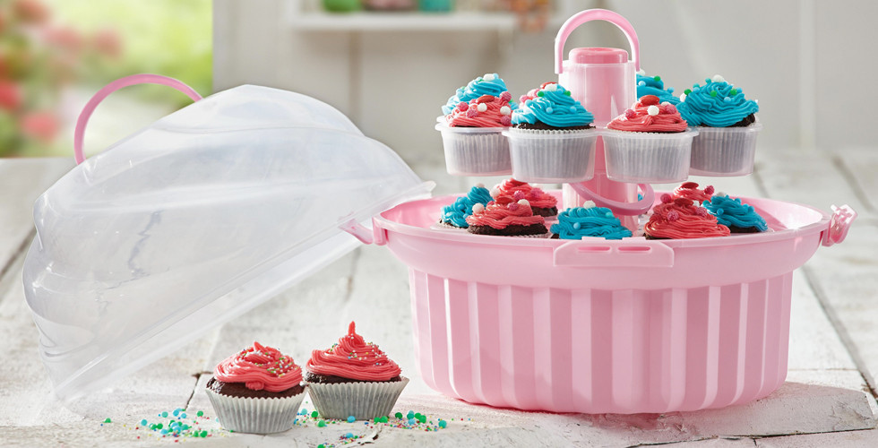 Mit dem praktischen Cupcake-Ständer von XXXLutz lassen sich die süßen Leckereien überallhin mitnehmen (HOMEWARE).