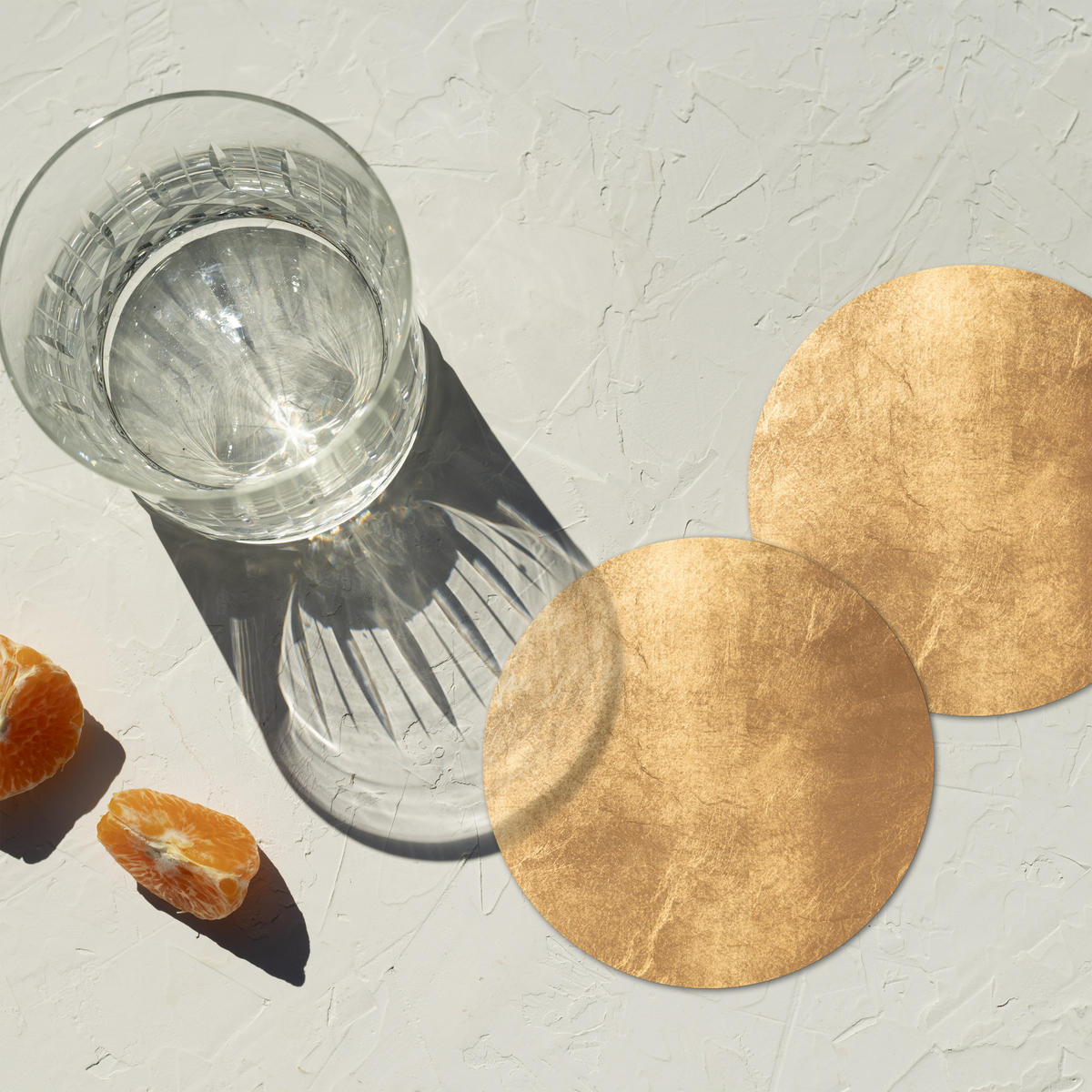 GLASUNTERSETZER 6er-Set Rund Licht fällt auf eine goldene Wand 10x10 cm - Goldfarben, Naturmaterialien (10/0.2cm) - MuchoWow