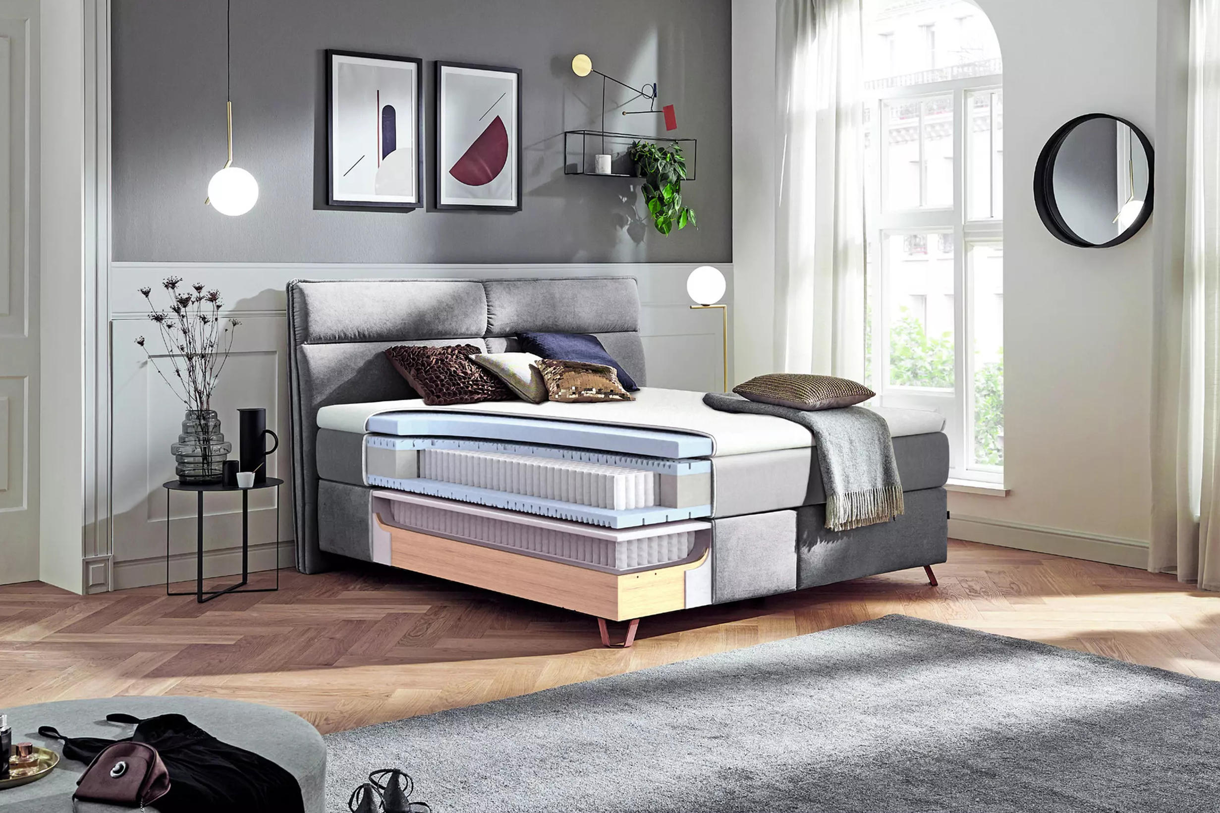 Siva boxspring postelja v moderni spalnici v skandinavskem slogu