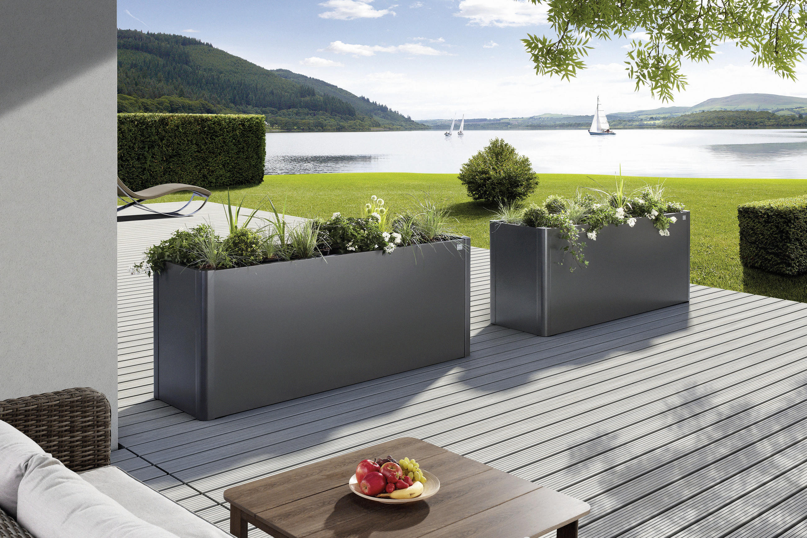 magaságyás fémből, szürke színben, terasz, tópart