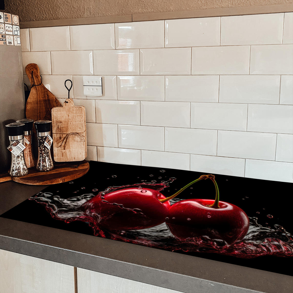 HERDABDECKPLATTE Kirsche - Rot - Frucht - Wasser - Schwarz 89x51 cm - Kirschrot, Kunststoff (89.6/0.2/51.6cm) - MuchoWow