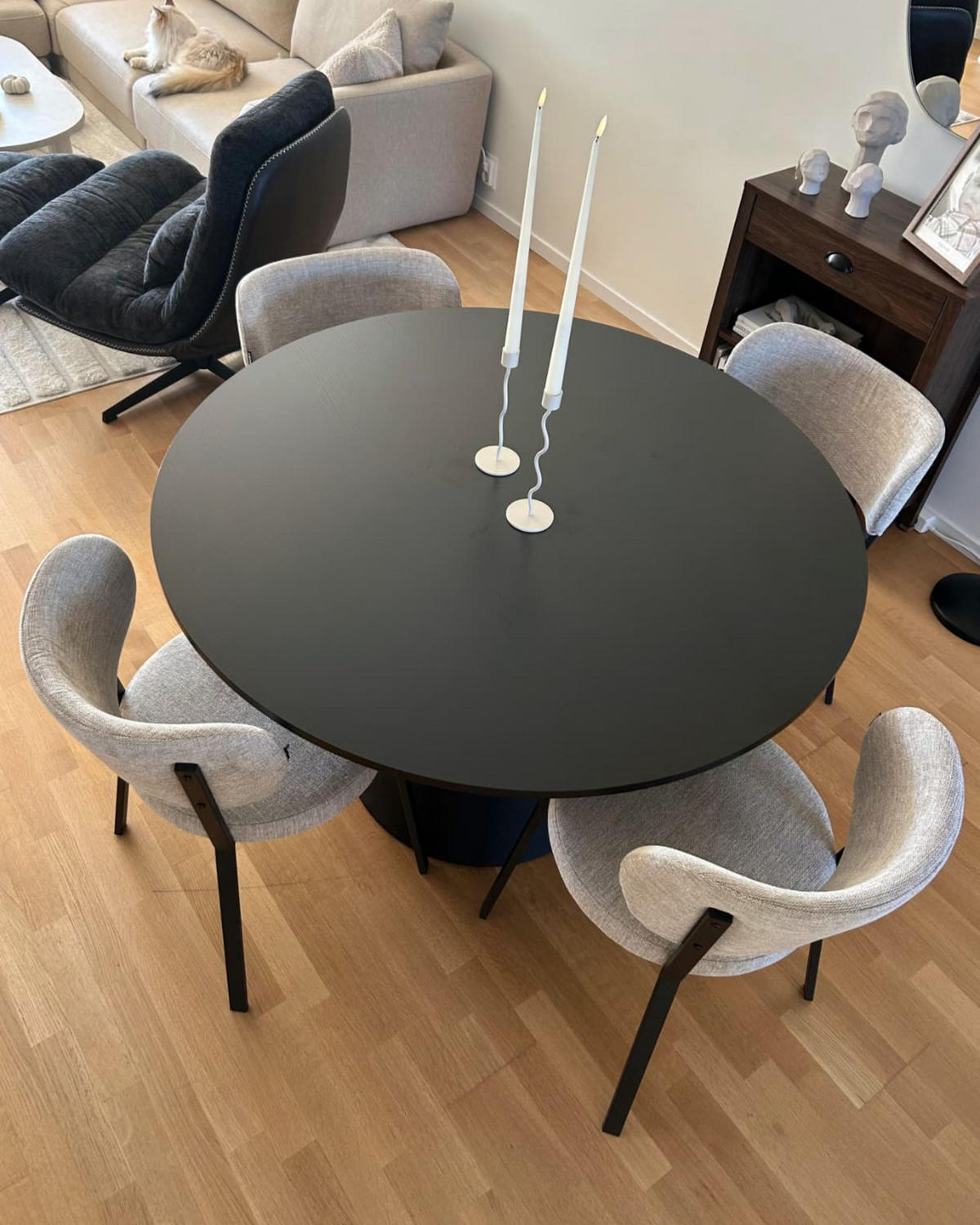 JÍDELNÍ STŮL Černý 120/120 cm Oyen - černá, kompozitní dřevo (120/120/77cm) - Beliani