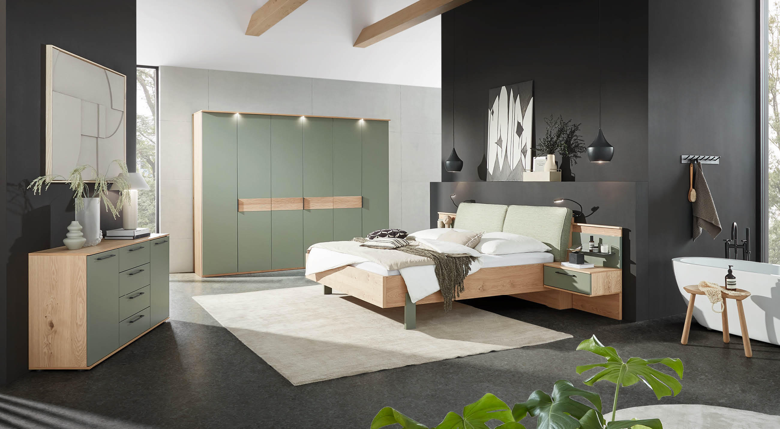 Ein Schlafzimmer mit einem Bett, einer Kommode, ein Kleiderschrank mit integriertem Licht und einem angrenzenden Badezimmer.