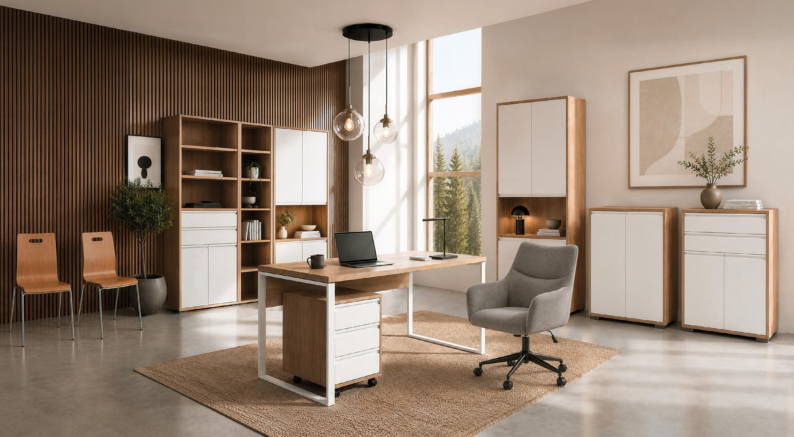 Helles modernes Büro mit Holztisch, grauem Bürostuhl, weißen Schränken, Pflanzen und großen Fenstern mit Blick ins Grüne.