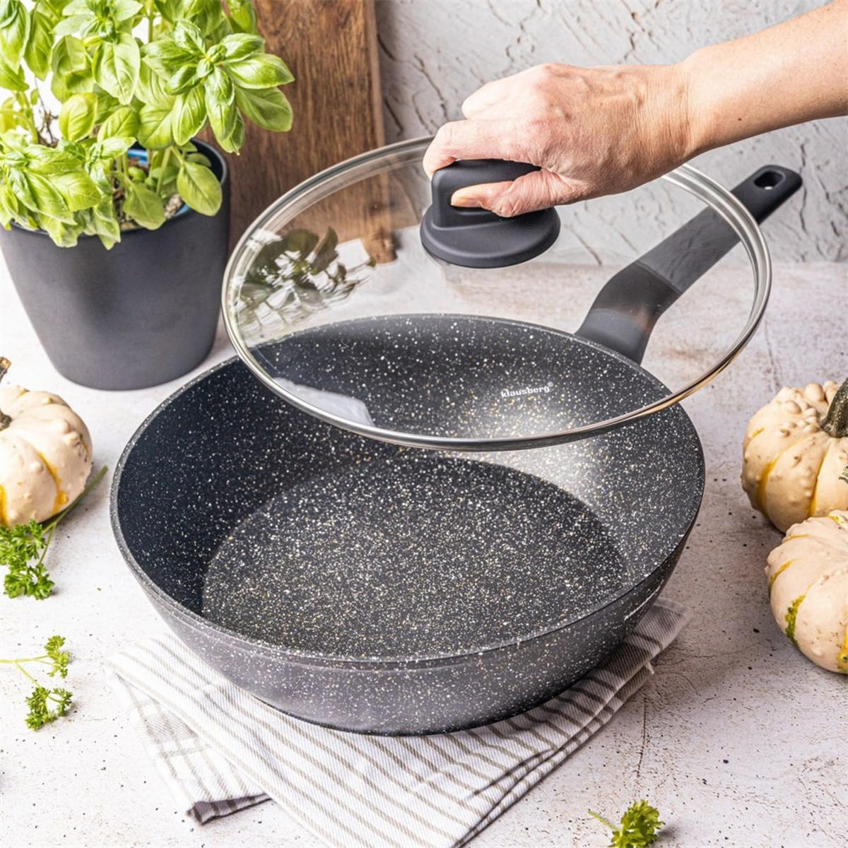 PFANNE Schwarz 24/24/6.5 cm KB7666 - Schwarz, Metall (24cm) - Klausberg 