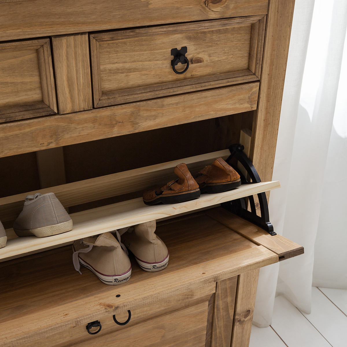 SCHUHKIPPER - Kiefer massiv - Schwarz/Kieferfarben, Holz/Metall (99/123/32cm) - home24